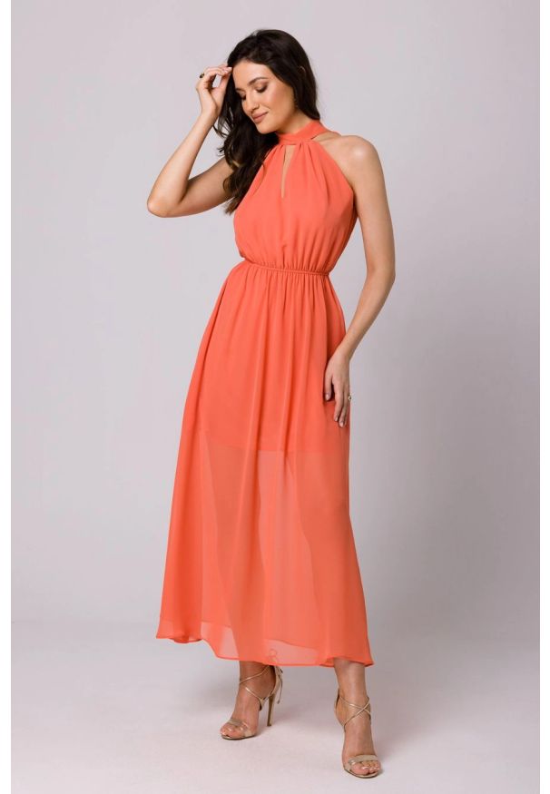 Sukienki.shop - Długa zwiewna sukienka szyfonowa pomarańczowa. Okazja: na randkę. Kolor: pomarańczowy. Materiał: szyfon. Styl: wizytowy. Długość: maxi
