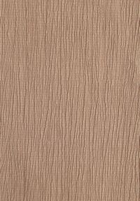 Renee - Ciemnobeżowa Teksturowana Spódnica Ołówkowa z Rozcięciem z Boku Piremilia. Okazja: na co dzień, na spacer. Kolor: beżowy. Materiał: tkanina. Styl: elegancki, casual #7