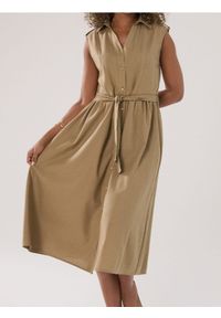 Sinsay - Koszulowa sukienka midi z paskiem - brązowy. Kolor: brązowy. Typ sukienki: koszulowe. Długość: midi #1