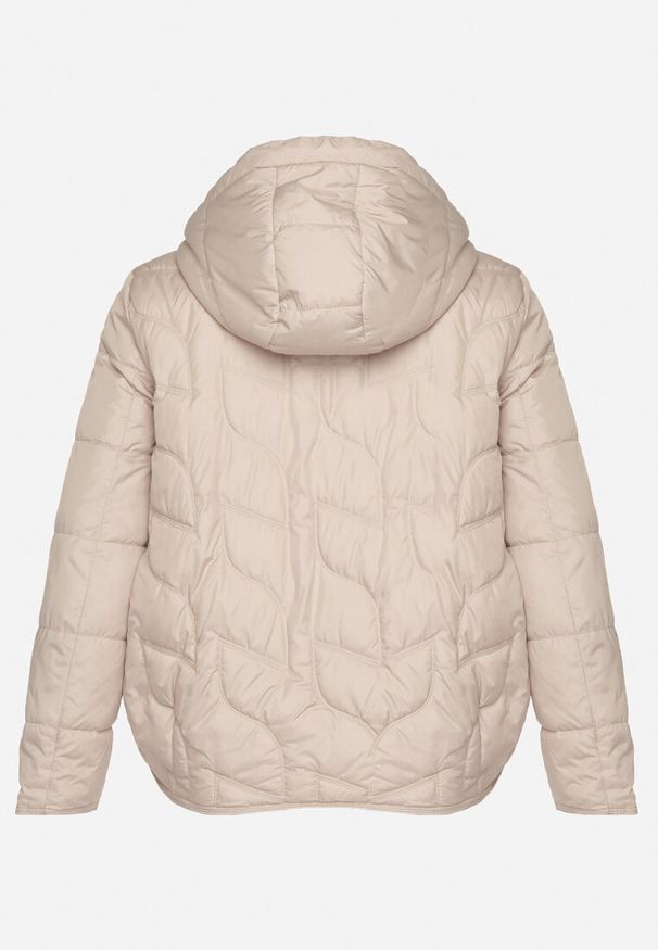 Born2be - Beżowa Pikowana Kurtka Przejściowa o Klasycznym Kroju z Kapturem Tavitte. Okazja: na spacer, na co dzień. Typ kołnierza: kaptur. Kolekcja: plus size. Kolor: beżowy. Materiał: poliester, jeans. Wzór: aplikacja. Styl: klasyczny