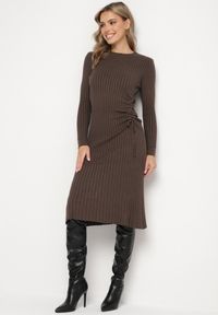 Born2be - Brązowa Dopasowana Sukienka z Wiskozą z Prążkowanego Materiału Ściągana Troczkiem Eleavia. Okazja: na co dzień. Kolor: brązowy. Materiał: prążkowany, wiskoza, materiał. Wzór: aplikacja. Styl: casual #1