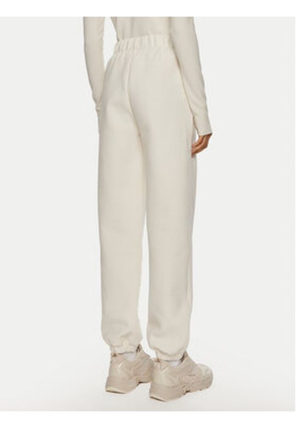 Calvin Klein Jeans Spodnie dresowe J20J223920 Biały Regular Fit. Kolor: biały. Materiał: bawełna, syntetyk