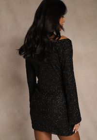 Renee - Czarna Dopasowana Sukienka z Fakturowanej Tkaniny z Lejącym Dekoltem Tiweda. Okazja: na imprezę. Kolor: czarny. Materiał: tkanina. Długość rękawa: długi rękaw #2