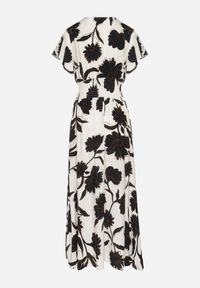 Born2be - Czarna Wiskozowa Sukienka Rozkloszowana w Kwiaty Arisona. Okazja: na randkę. Typ kołnierza: dekolt w kształcie V. Kolor: czarny. Materiał: wiskoza. Wzór: kwiaty. Sezon: wiosna, lato #5