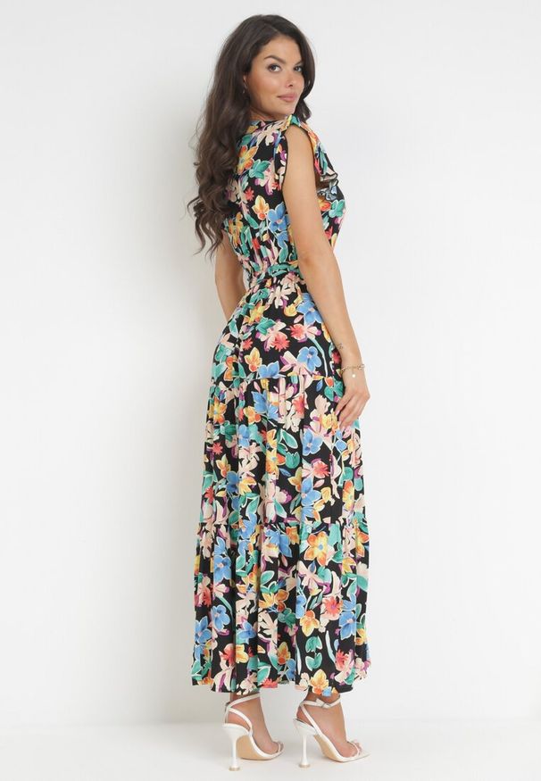 Born2be - Czarno-Niebieska Rozkloszowana Sukienka z Gumką w Talii i Kopertowym Dekoltem Aminetta. Typ kołnierza: kołnierz z falbankami, dekolt kopertowy. Kolor: czarny. Materiał: wiskoza, tkanina, materiał. Wzór: aplikacja, kwiaty. Typ sukienki: kopertowe. Długość: maxi