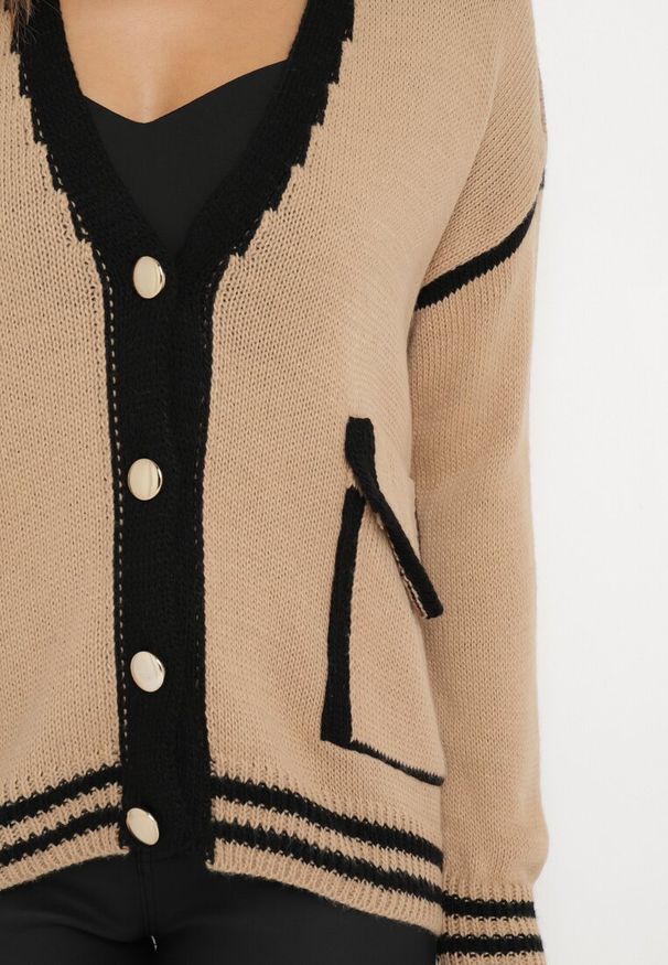 Born2be - Ciemnobeżowy Sweter Kardigan Ozdobiony Kontrastowymi Lamówkami Sunje. Kolor: beżowy. Wzór: aplikacja. Styl: klasyczny