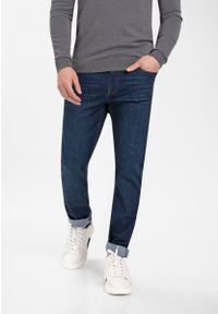Volcano - Męskie spodnie jeansowe o prostej nogawce D-LEON 44 plus size. Okazja: do pracy, na spotkanie biznesowe. Kolekcja: plus size. Kolor: niebieski. Styl: sportowy, klasyczny, elegancki, biznesowy