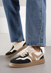 Renee - Czarne Sneakersy Ozdobione Geometrycznym Motywem Benike. Okazja: na co dzień. Kolor: czarny. Materiał: jeans. Wzór: aplikacja, geometria