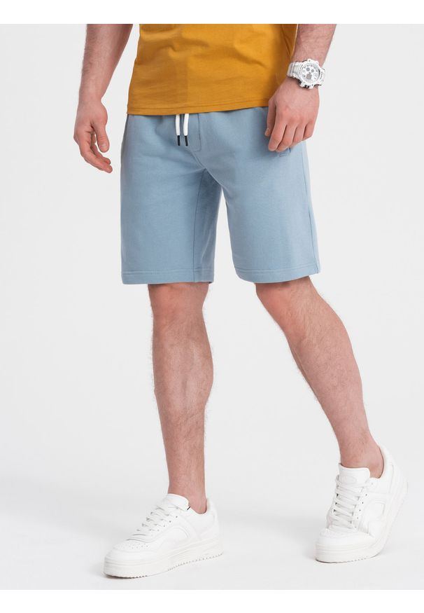Ombre Clothing - Dzianinowe męskie spodenki ze ściągaczem i kieszeniami - jasnoniebieskie V7 - Rozmiar: M. Kolor: niebieski. Materiał: dzianina. Styl: wakacyjny