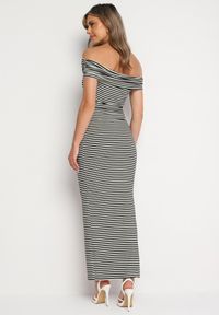 Born2be - Czarno-Biała Sukienka Typu Hiszpanka z Rozcięciem u Dołu w Paski Vikittas. Okazja: na spacer, na co dzień. Typ kołnierza: dekolt hiszpanka. Kolor: czarny. Materiał: wiskoza. Wzór: paski. Sezon: lato. Typ sukienki: proste. Styl: casual #2