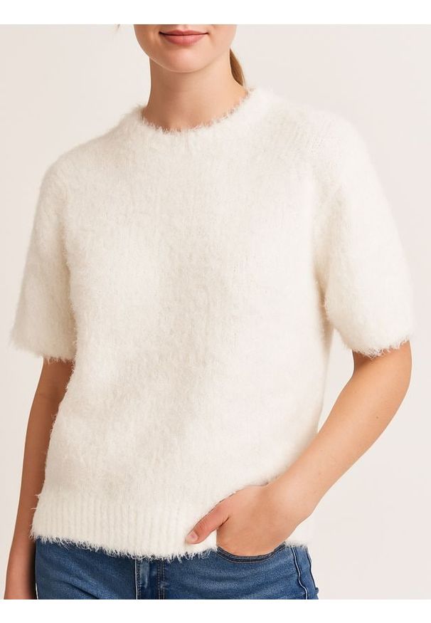 Sinsay - Miękka bluzka z krótkim rękawem i okrągłym dekoltem - biały. Kolor: biały. Długość rękawa: krótki rękaw. Długość: krótkie