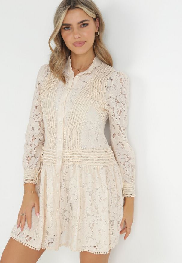 Born2be - Jasnobeżowa Koszulowa Sukienka z Koronką Jolley. Kolor: beżowy. Materiał: koronka. Długość rękawa: długi rękaw. Wzór: koronka. Typ sukienki: koszulowe. Długość: mini