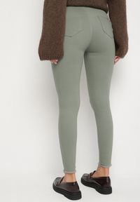 Born2be - Ciemnozielone Dopasowane Bawełniane Spodnie Irinaes. Okazja: na co dzień. Kolor: zielony. Materiał: bawełna. Wzór: aplikacja. Styl: klasyczny, casual, elegancki #4
