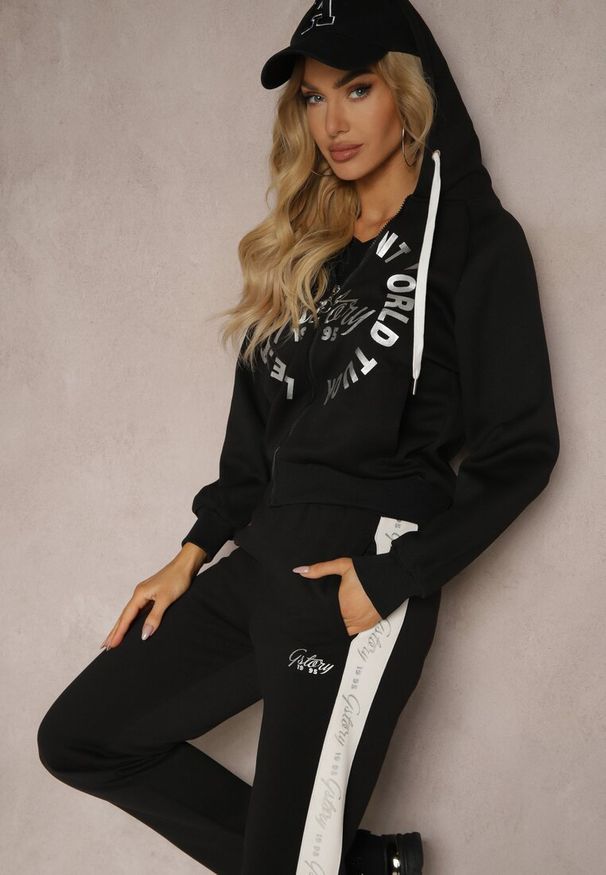 Renee - Czarny Komplet Dresowy Spodnie Ozdobione Napisami Bluza na Suwak z Kapturem Semiraella. Kolor: czarny. Materiał: dresówka. Wzór: aplikacja, napisy. Sport: turystyka piesza, fitness