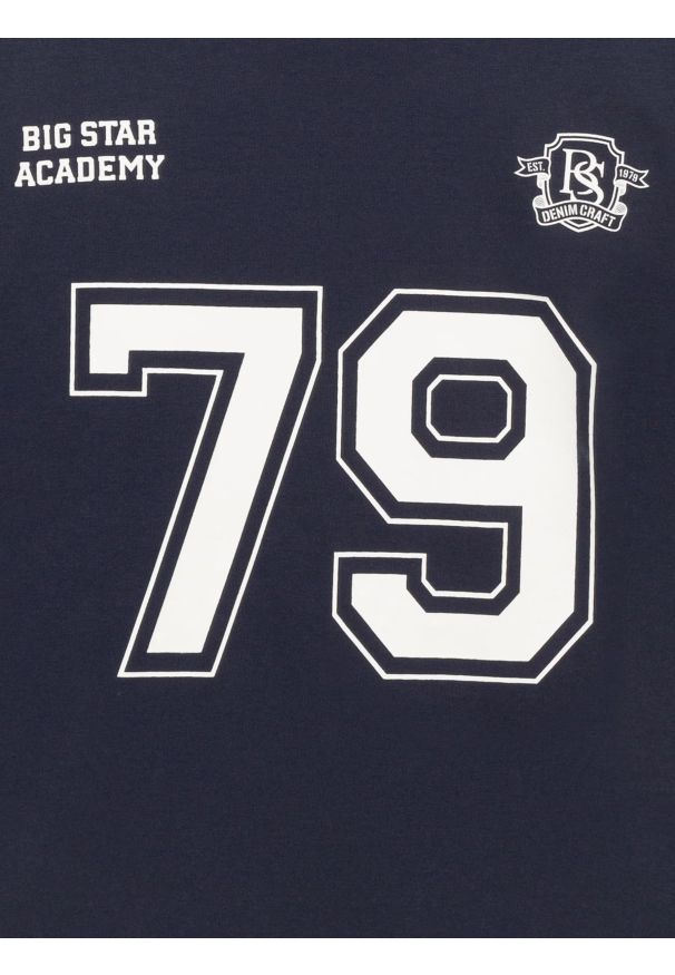 Big-Star - koszulka chłopięca z nadrukiem w stylu college granatowa mores 403. Kolor: niebieski. Materiał: bawełna, dzianina. Wzór: nadruk. Styl: sportowy