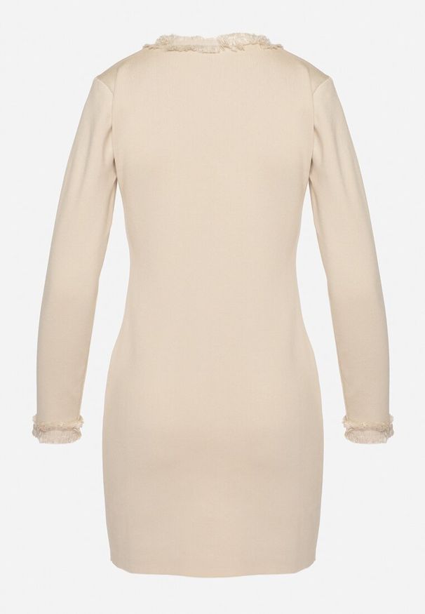 Born2be - Beżowa Sukienka Sweterkowa Dwurzędowa z Guzikami i Ozdobnymi Frędzlami Vluona. Kolor: beżowy. Materiał: materiał