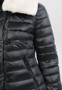 Born2be - Szara Kurtka Jennivien. Typ kołnierza: kołnierzyk stójkowy. Kolor: szary. Materiał: tkanina, futro. Długość: krótkie. Wzór: aplikacja #5