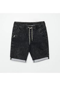 Cropp - Jeansowe szorty jogger - Czarny. Kolor: czarny. Materiał: jeans #1
