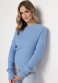Born2be - Niebieski Sweter o Klasycznym Kroju z Wytłoczonym Wzorem Gundall. Kolor: niebieski. Styl: klasyczny #4