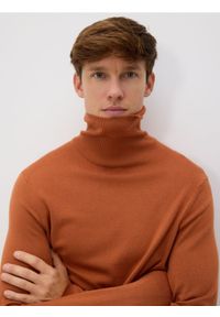 Reserved - Golf z wiskozą - miedziany. Typ kołnierza: golf. Kolor: brązowy. Materiał: wiskoza #1