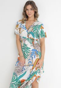 Born2be - Biało-Zielona Sukienka z Kopertowym Dekoltem i Gumkami w Pasie Kensy. Okazja: na co dzień. Typ kołnierza: dekolt w serek. Kolor: biały. Typ sukienki: kopertowe. Styl: casual #4