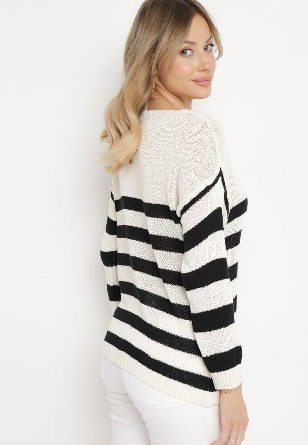 Born2be - Beżowo-Czarny Sweter w Paski z Trójkątnym Dekoltem i Długim Rękawem Oviunna. Okazja: na co dzień. Kolor: beżowy. Materiał: jeans. Długość rękawa: długi rękaw. Długość: długie. Wzór: paski. Styl: elegancki, casual