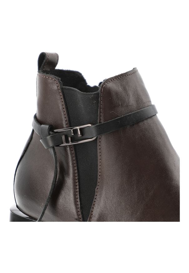 Brązowe Botki Armodo Eleganckie Obuwie Damskie Ze Skóry Naturalnej. Okazja: na co dzień. Zapięcie: pasek. Kolor: brązowy. Materiał: skóra. Wzór: geometria. Obcas: na obcasie. Styl: elegancki. Wysokość obcasa: średni