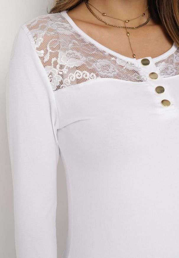 Born2be - Biała Bawełniana Bluzka z Ozdobnymi Napami i Wstawką z Koronki Betolia. Okazja: na co dzień. Kolor: biały. Materiał: koronka, bawełna. Wzór: koronka. Styl: casual, elegancki