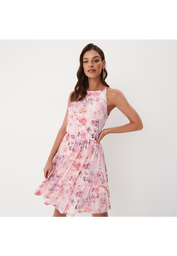 Mohito - Różowa sukienka mini w kwiaty - Różowy. Kolor: różowy. Wzór: kwiaty. Długość: mini