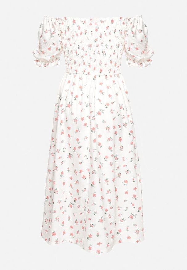 Born2be - Biało-Różowa Rozkloszowana Sukienka w Kwiaty Typu Hiszpanka z Marszczonym Dekoltem Blueria. Okazja: na co dzień. Typ kołnierza: dekolt hiszpanka. Kolor: biały. Długość rękawa: krótki rękaw. Wzór: kwiaty. Sezon: lato. Styl: elegancki, casual