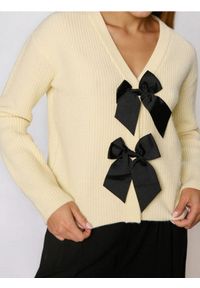 Sinsay - Prążkowany sweter z ozdobnymi kokardami - kremowy. Typ kołnierza: kokarda. Kolor: kremowy. Materiał: prążkowany #1