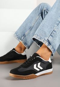 Renee - Czarno-Białe Sneakersy Typu Kultowe Tenisówki Zdobione Przeszyciami Mepenna. Okazja: na randkę. Kolor: czarny. Materiał: jeans. Wzór: aplikacja