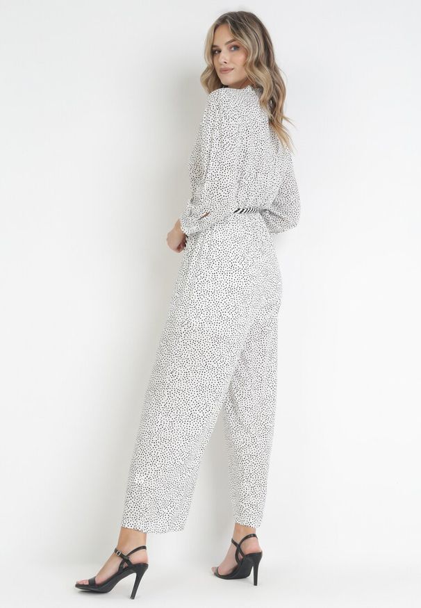 Born2be - Biały Kombinezon Ifrah. Kolor: biały. Długość: długie. Wzór: kropki