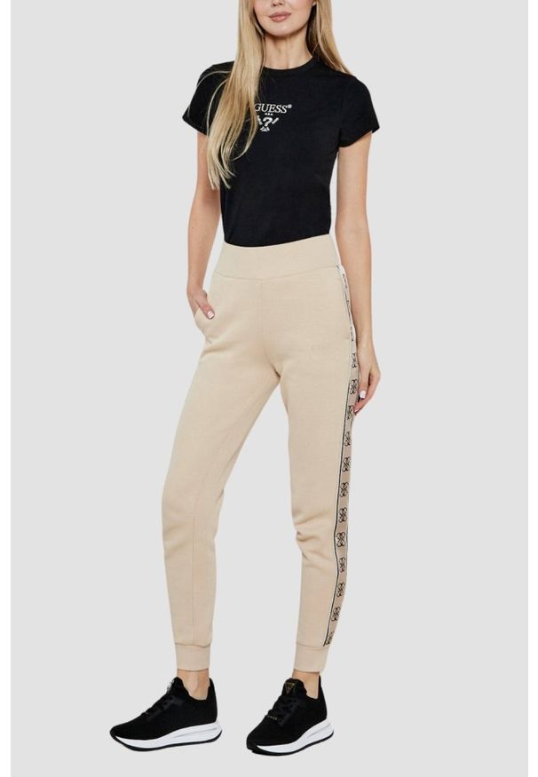 Guess - GUESS Beżowe spodnie dresowe damskie Britney, Rozmiar S. Kolor: beżowy. Materiał: dresówka