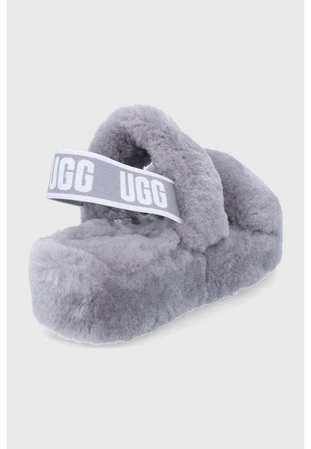 Ugg - UGG Kapcie wełniane kolor szary. Kolor: szary. Materiał: wełna. Obcas: na platformie