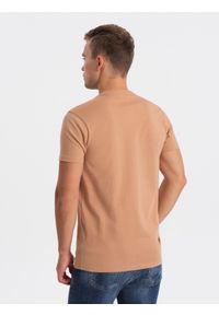 Ombre Clothing - T-shirt męski bawełniany z kieszonką - jasnobrązowy V7 OM-TSPT-0154 - XXL. Kolor: brązowy. Materiał: bawełna. Wzór: nadruk, aplikacja