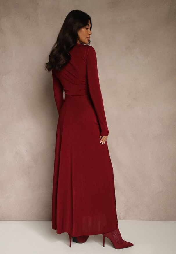 Renee - Bordowa Sukienka Koktajlowa z Marszczeniem i Metaliczną Ozdobą Retanda. Okazja: na imprezę, na spotkanie biznesowe, do pracy, na randkę. Kolor: czerwony. Wzór: aplikacja. Typ sukienki: asymetryczne. Styl: wizytowy