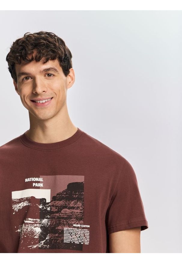 Reserved - T-shirt regular z nadrukiem - bordowy. Kolor: czerwony. Materiał: dzianina, bawełna. Wzór: nadruk
