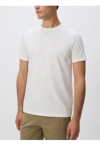 Reserved - Strukturalny t-shirt regular fit - złamana biel. Materiał: dzianina