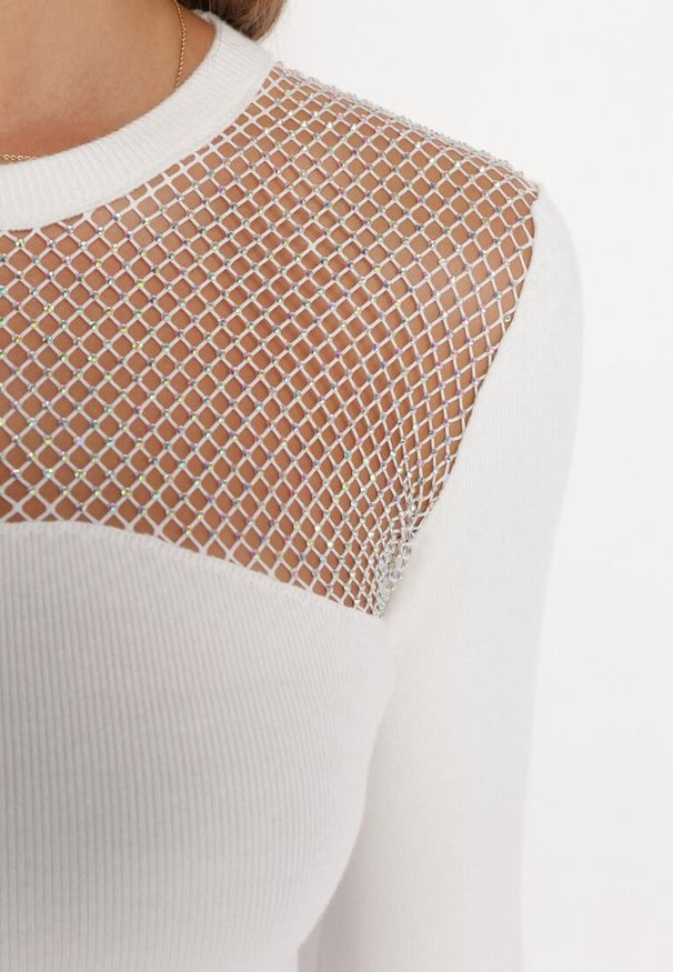 Born2be - Biała Sweterkowa Sukienka Midi z Okrągłym Dekoltem i Ozdobnymi Cyrkoniami Adorne. Kolor: biały. Wzór: aplikacja. Długość: midi