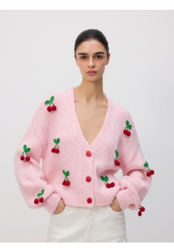 Reserved - Kardigan z naszywanymi aplikacjami - pastelowy róż. Kolor: różowy. Materiał: dzianina. Wzór: aplikacja