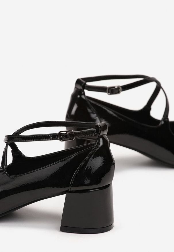 Renee - Czarne Lakierowane Czółenka na Obcasie ze Skrzyżowanymi Paseczkami Swetto. Okazja: na spotkanie biznesowe. Zapięcie: sprzączka. Kolor: czarny. Materiał: lakier. Obcas: na obcasie. Styl: biznesowy, klasyczny, elegancki. Wysokość obcasa: średni