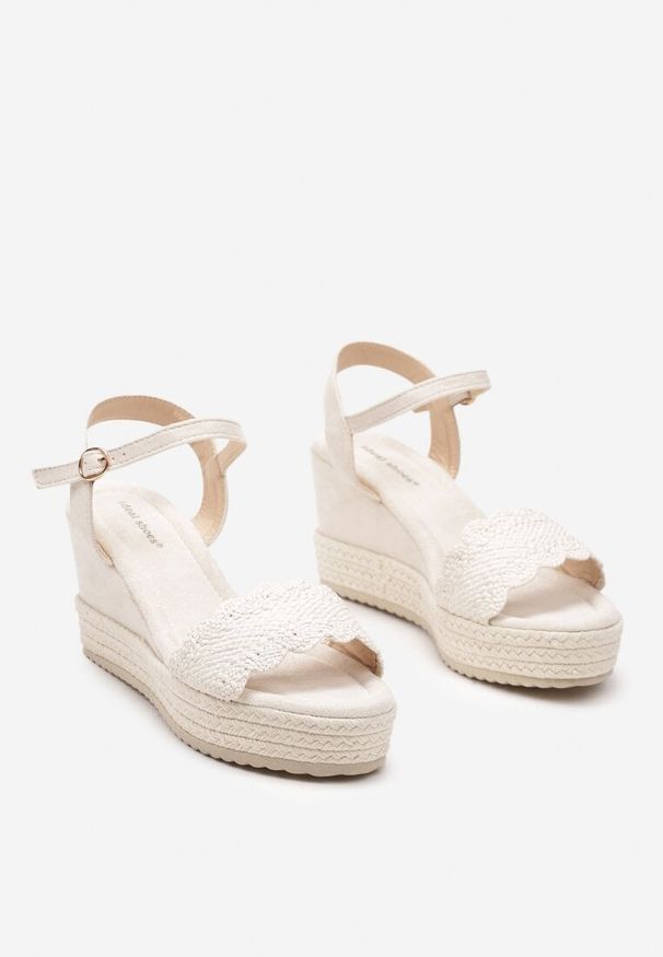 Born2be - Jasnobeżowe Sandały z Imitacji Zamszu na Koturnie Ozdobione Plecionką Zapinane przy Kostce Vierina. Okazja: na co dzień. Nosek buta: otwarty. Zapięcie: sprzączka. Kolor: beżowy. Wzór: aplikacja. Materiał: zamsz. Sezon: lato. Obcas: na koturnie. Styl: klasyczny, casual. Wysokość obcasa: średni