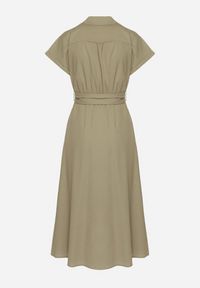 Born2be - Zielona Bawełniana Sukienka Koszulowa na Krótki Rękaw z Dodatkowym Paskiem Callira. Okazja: na spacer, na co dzień. Kolor: zielony. Materiał: bawełna. Długość rękawa: krótki rękaw. Typ sukienki: koszulowe. Styl: elegancki, casual #5