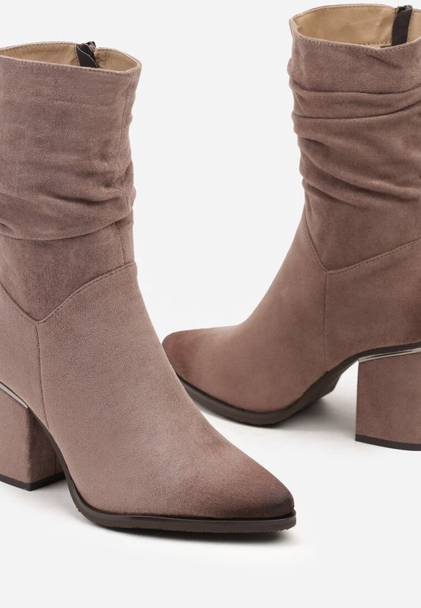Born2be - Ciemnobeżowe Ocieplane Botki na Obcasie z Marszczoną Cholewką Zintinnia. Okazja: na co dzień. Kolor: beżowy. Materiał: jeans. Szerokość cholewki: normalna. Sezon: zima, jesień. Obcas: na obcasie. Styl: elegancki, klasyczny, casual. Wysokość obcasa: średni