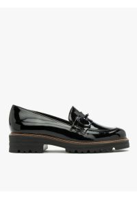 Ryłko - Czarne mokasyny z ozdobą na cholewce. Nosek buta: okrągły. Kolor: czarny. Materiał: skóra, lakier. Szerokość cholewki: normalna. Wzór: aplikacja. Obcas: na obcasie. Styl: street. Wysokość obcasa: średni #1