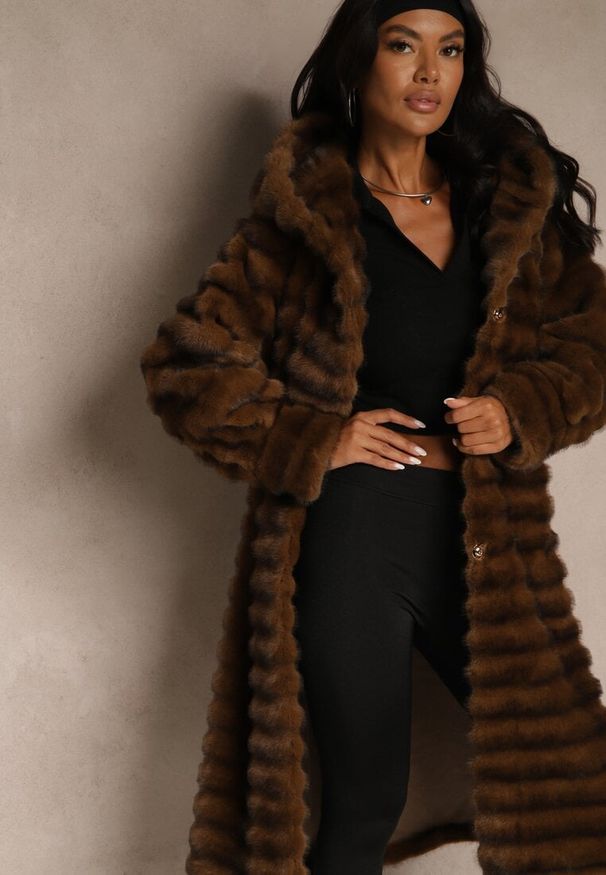 Renee - Brązowy Płaszcz Futerko z Ozdobnymi Przeszyciami i Kapturem Esetia. Okazja: na co dzień. Kolor: brązowy. Materiał: futro. Długość: długie. Styl: casual, elegancki