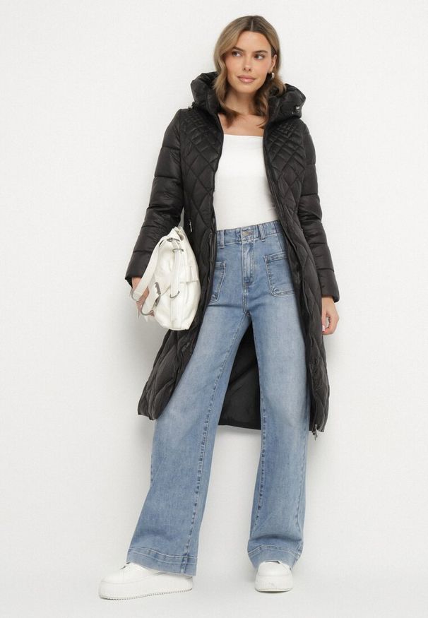 Born2be - Czarna Długa Pikowana Kurtka z Kapturem Sisilara. Okazja: na co dzień, na spacer. Typ kołnierza: kaptur. Kolor: czarny. Długość: długie. Sezon: zima, jesień. Styl: casual, elegancki, klasyczny