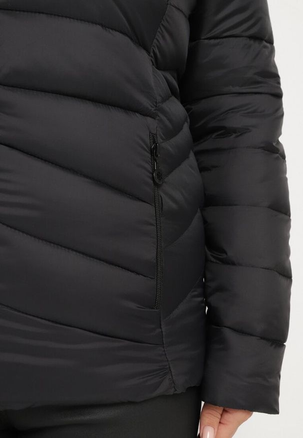 Born2be - Czarna Kurtka z Odpinanym Kapturem Ozdobiona Pikowaniem Etinitha. Okazja: na spotkanie biznesowe, do pracy, na co dzień. Kolor: czarny. Materiał: jeans. Wzór: aplikacja. Sezon: zima. Styl: klasyczny, biznesowy, casual