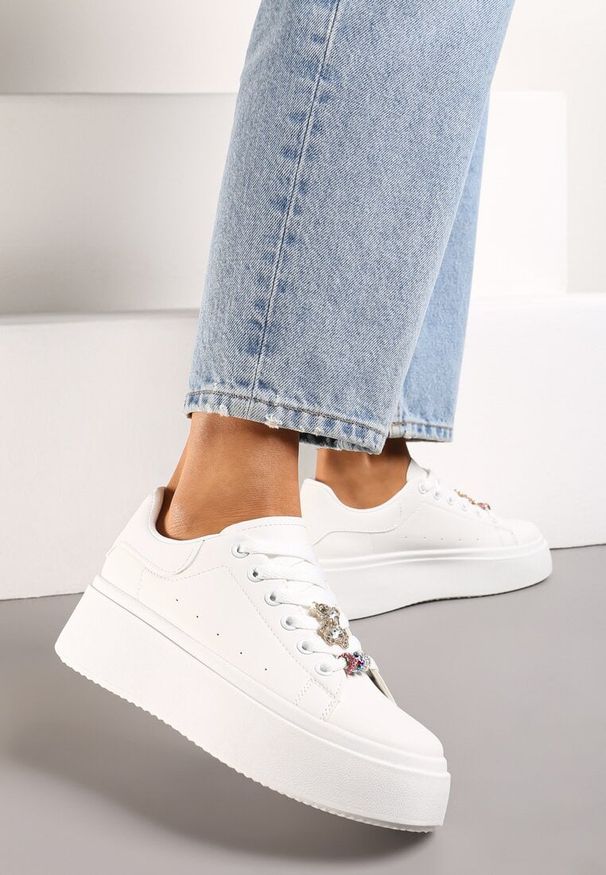 Renee - Białe Sneakersy z Cyrkoniami na Sznurówkach z Platformą Nomiji. Zapięcie: sznurówki. Kolor: biały. Materiał: jeans. Obcas: na platformie